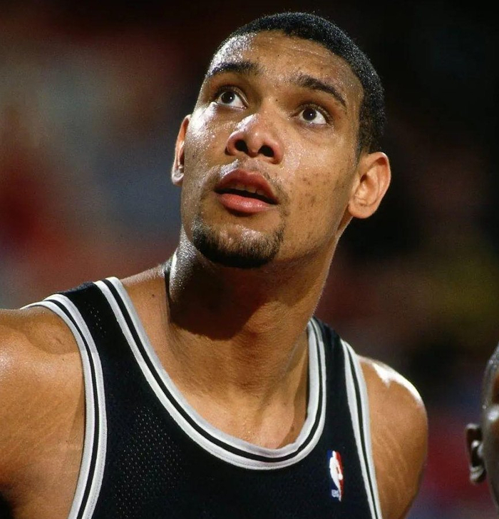 追梦发问什么比感恩节大餐更糟糕？网友：球队老将揍年轻队友（追梦发问：还有比感恩节大餐更糟的吗？网友：球队老将暴打新秀）