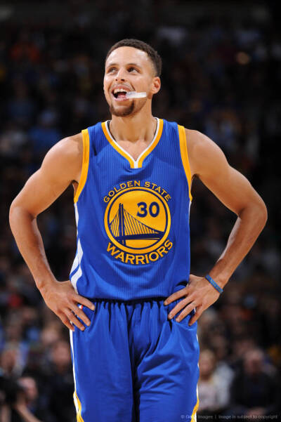 足球巴萨后防大将伤缺四周，主帅表情凝重（巴萨后防主力伤停四周，主帅神情凝重）