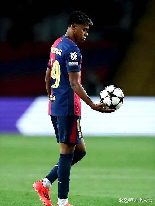 “这说不通”！世界杯抽签仪式上，特朗普提议给美式橄榄球改名（世界杯抽签现场，特朗普建议美式橄榄球更名：这不合理）