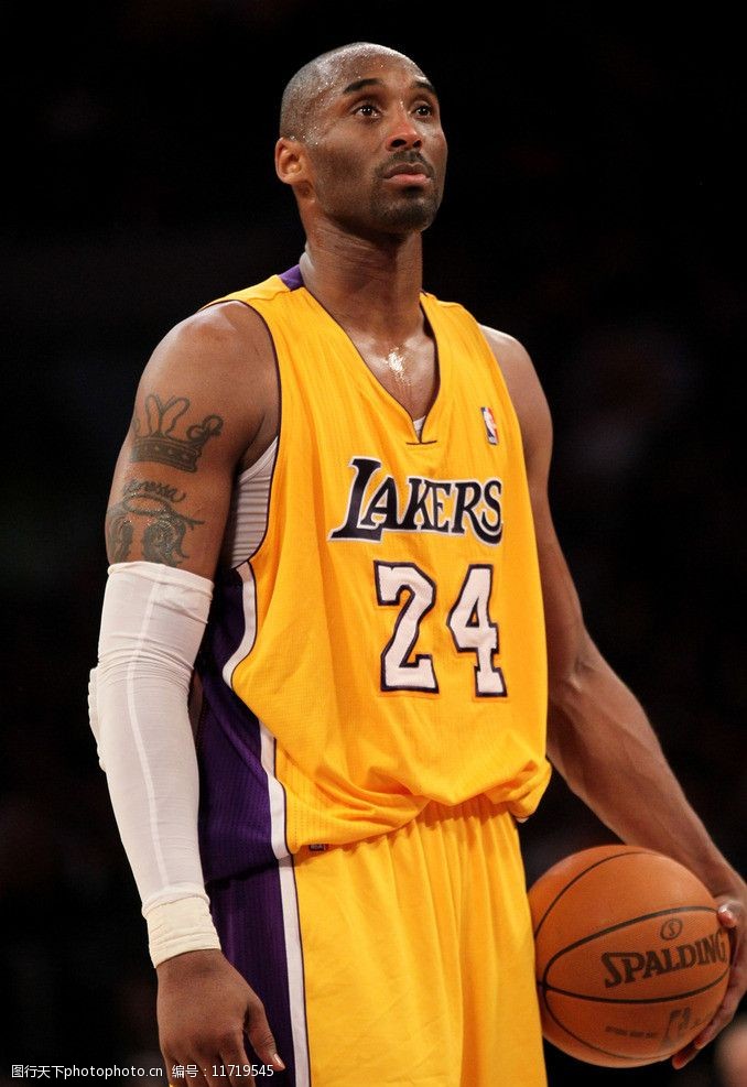 詹姆斯关键时刻连拿10分创赛季新高，头戴皇冠引球迷欢呼模仿（詹姆斯关键时刻连得10分刷新赛季新高，戴皇冠庆祝引爆球迷欢呼模仿）