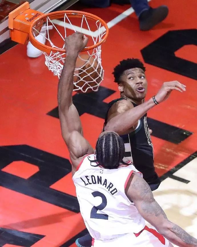 手感火热！拉文三节三分10中8爆砍37分5篮板（拉文手感爆棚：三节飙进8记三分，轰下37分5篮板）