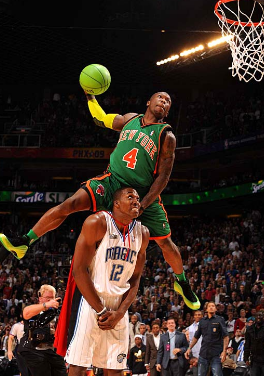 TA：埃利奥特融入维拉的进程较为缓慢，他需要更加沉着冷静（TA：埃利奥特融入维拉进展缓慢，仍需更冷静沉着）